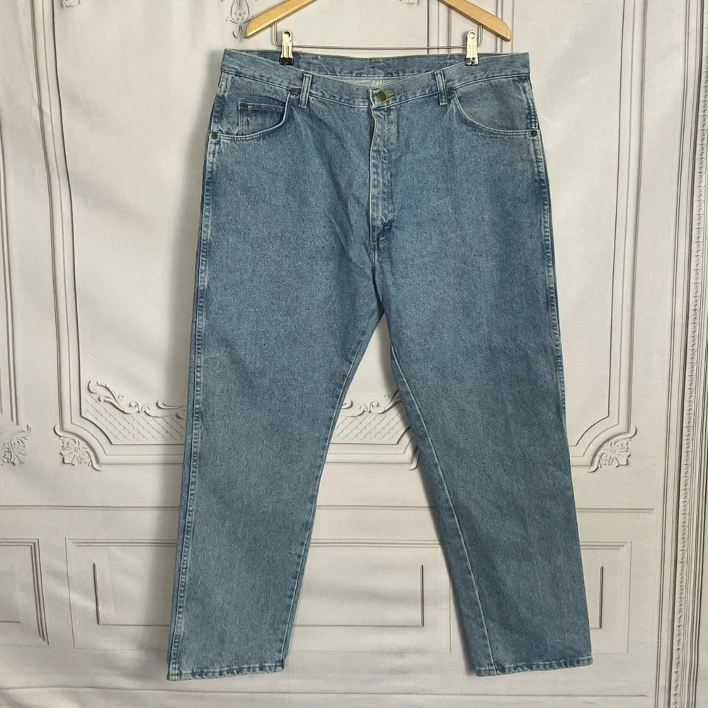 Wrangler Rugged Wear Light Wash Blue Jeans Men’s 42 x 30 Relaxed Fit Denim - Picture 1 of 6